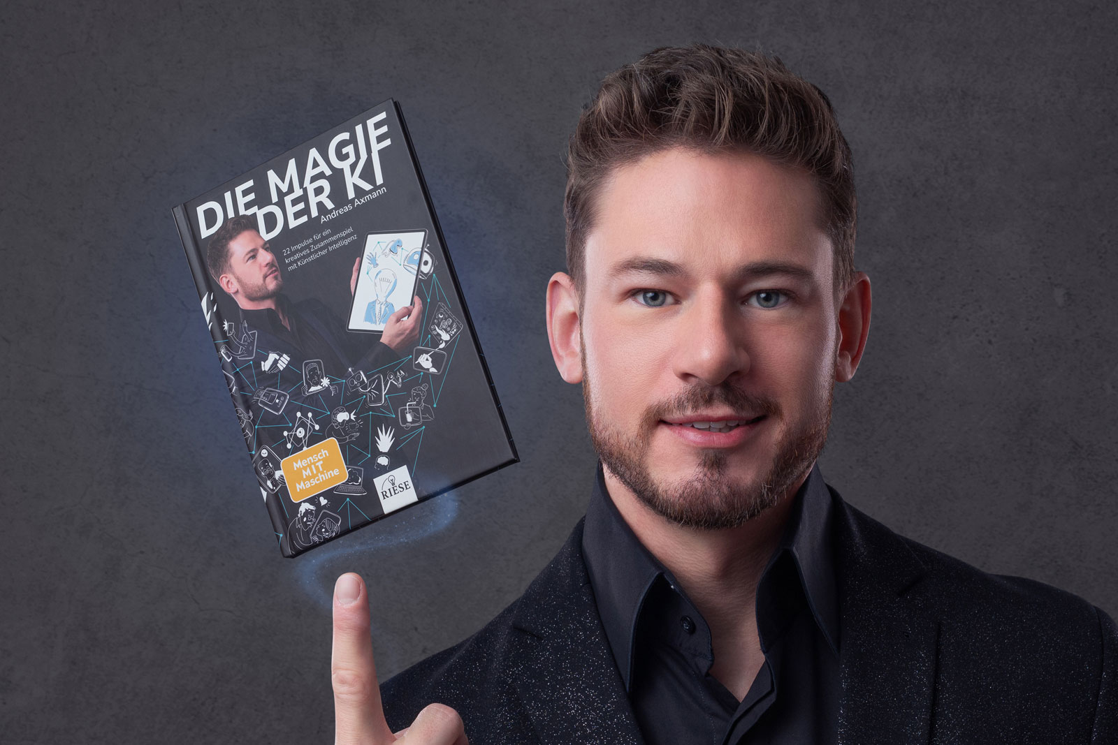 Autor Andreas Axmann mit seinem neuen Buch